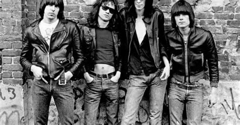  Blitzkrieg Bop ile Şiddetli ve Enerjik Bir Punk Rock Deneyimi